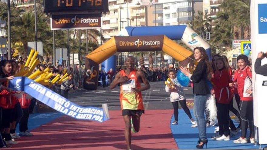 Los keniatas Jhon Mwangangi y Georgina Rono conquistaron el podio