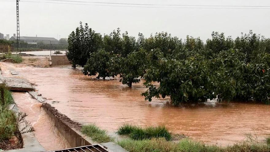 Las fuertes lluvias obligan a cortar carreteras en Algemesí y Benifaió