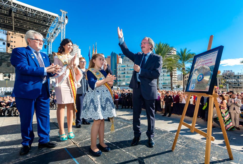 Las bandas marcan el ritmo del arranque de las fiestas de Benidorm.