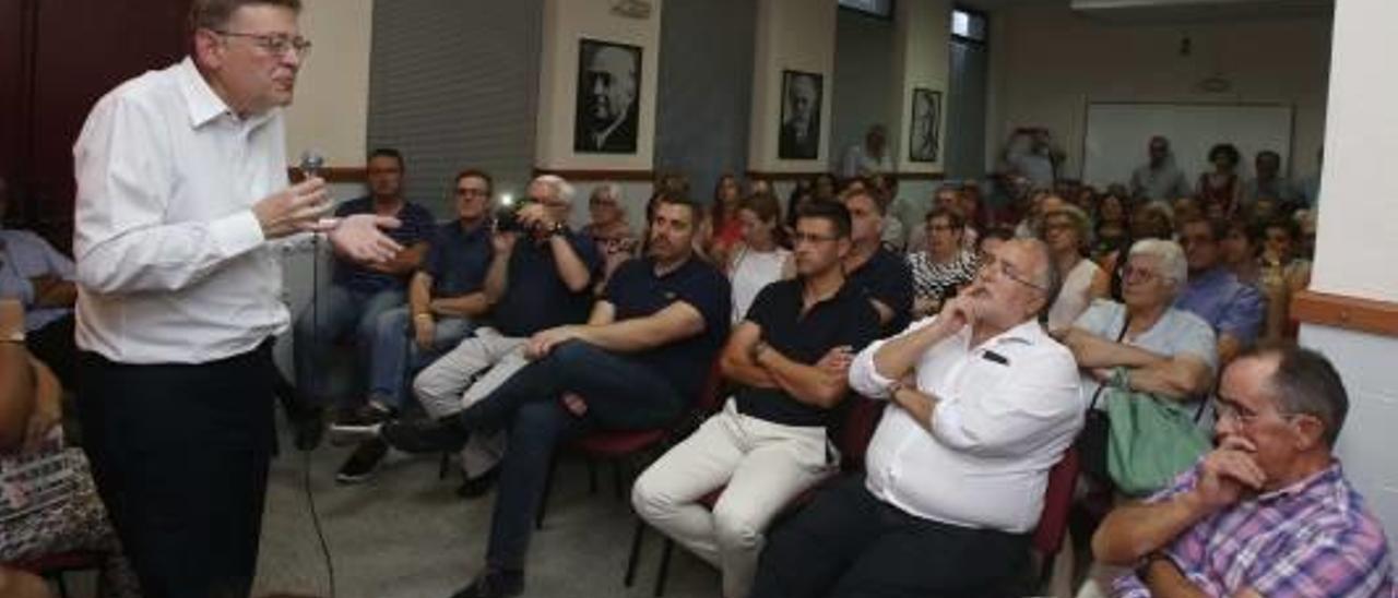 El secretario general refrendado, durante su visita a Alzira.