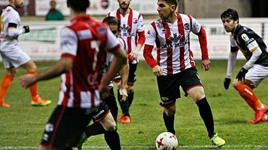 Carlos Ramos, con el balón, en un partido en el Ruta de la Plata.