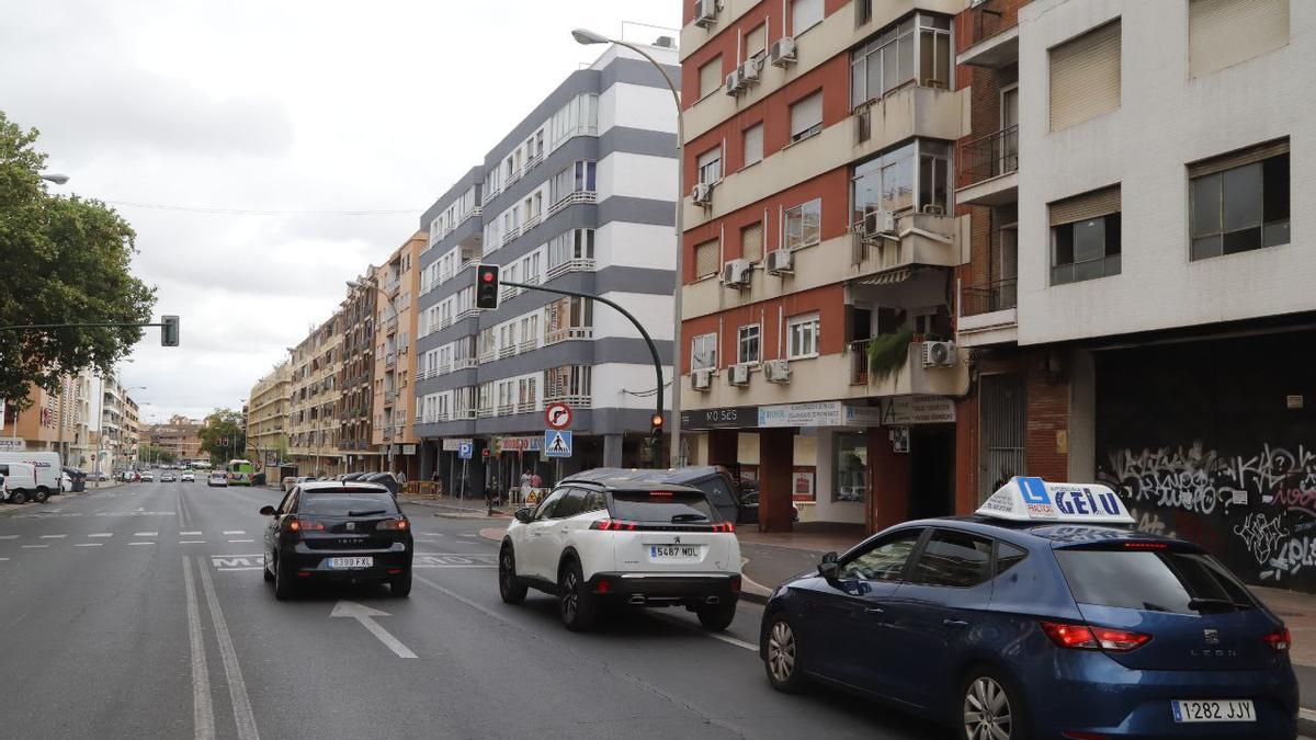 Varios coches circulan por la avenida de Ollerías de Córdoba.