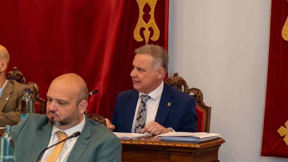 Pedro Contreras tras el portavoz socialista Manolo Torres en un Pleno del Ayuntamiento de Cartagena
