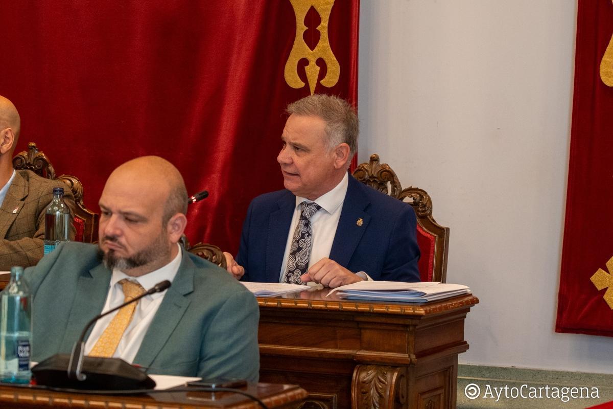 Pedro Contreras tras el portavoz socialista Manolo Torres en un Pleno del Ayuntamiento de Cartagena