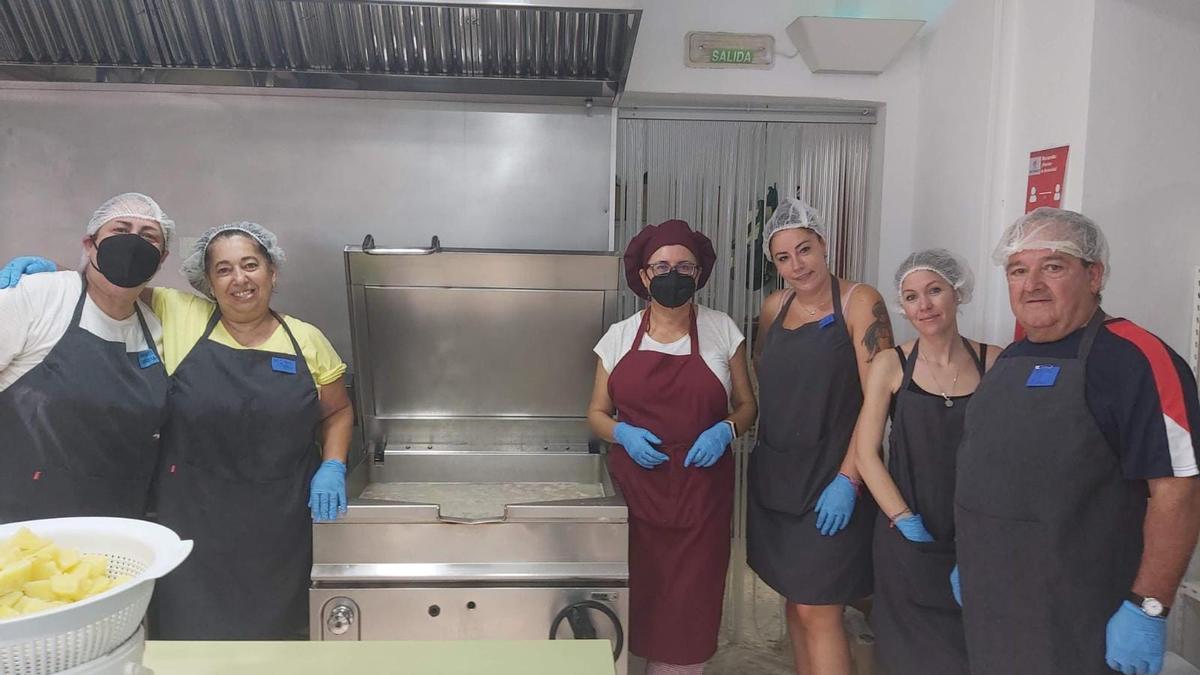 Participantes en el programa alimenticio y educativo de la Fundación Don Bosco en el barrio del Guadalquivir.