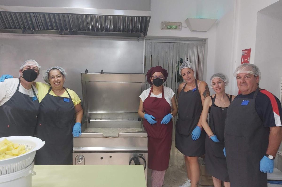 Participantes en el programa alimenticio y educativo de la Fundación Don Bosco en el barrio del Guadalquivir.