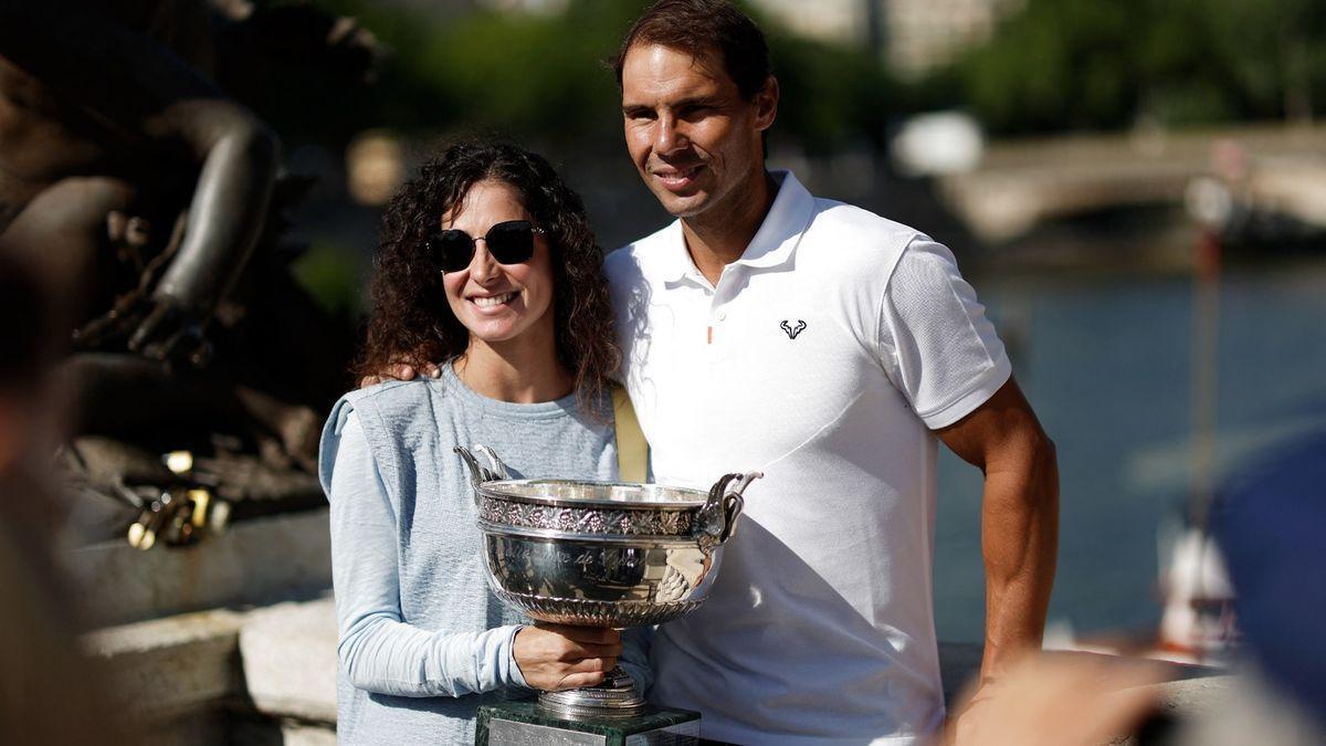 Rafa Nadal y Mery Perelló, posando con el trofeo de Roland Garros.