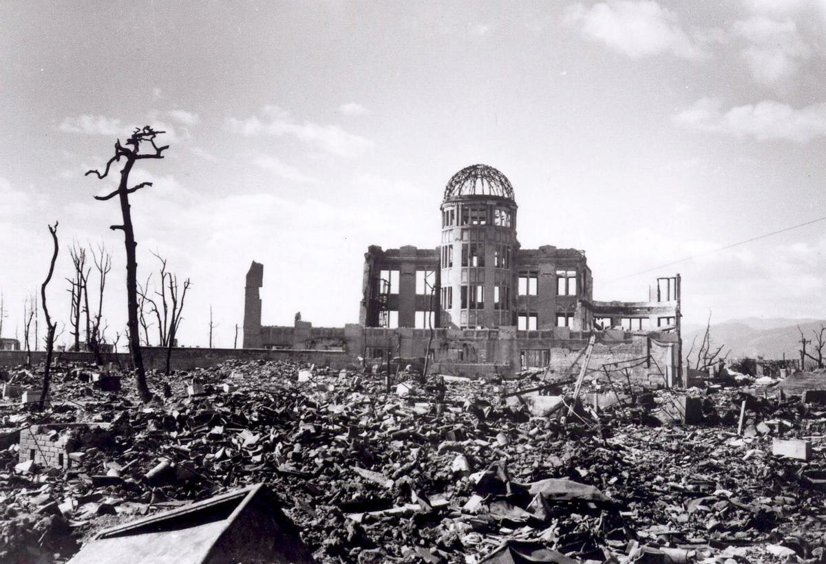 Foto de archivo cedida tomada el 6 de agosto de 1945 de la Cúpula de Hiroshima tras la explosión de una bomba atómica sobre la ciudad japonesa de Hiroshima