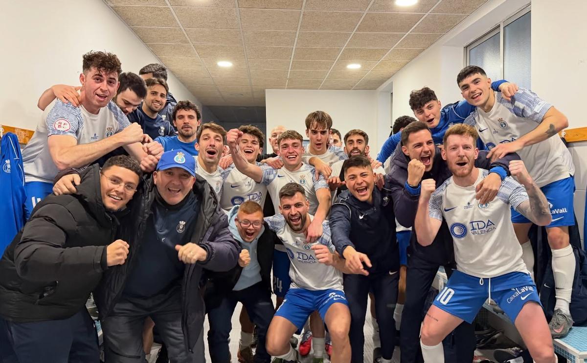 Celebración del triunfo conseguido frente al Villarreal C en el José Mangriñán.