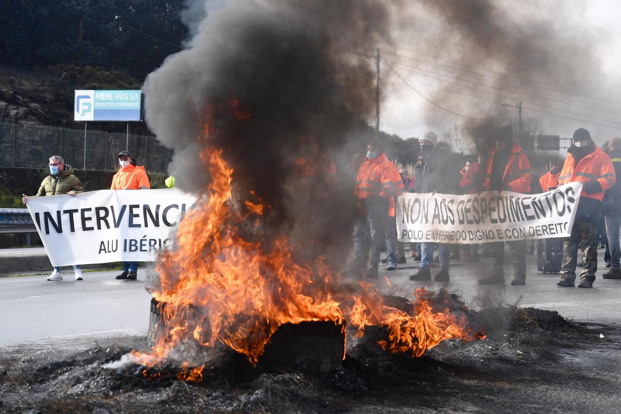 Protestas de los trabajadores de Alu Ibérica en la entrada de la factoría