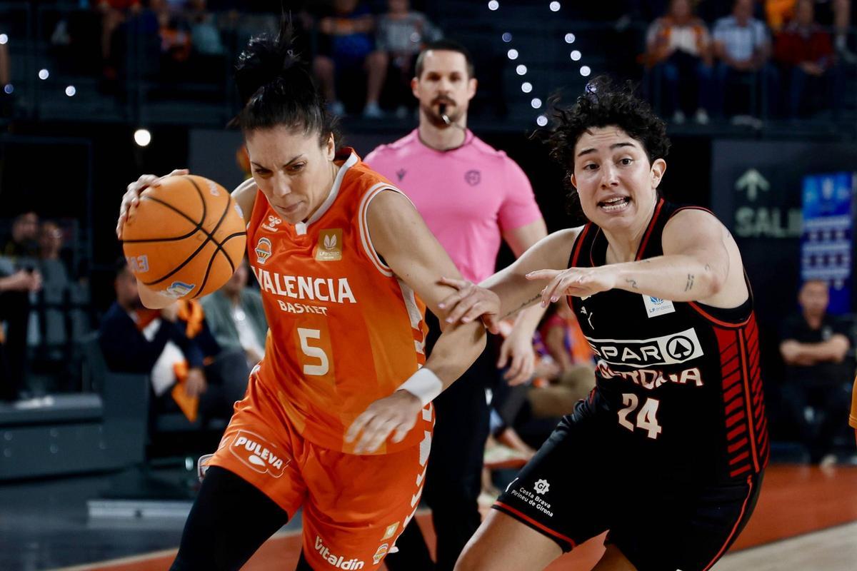 Cristina Ouviña, en el partido de este jueves ante el Spar Girona en el Roig Arena.