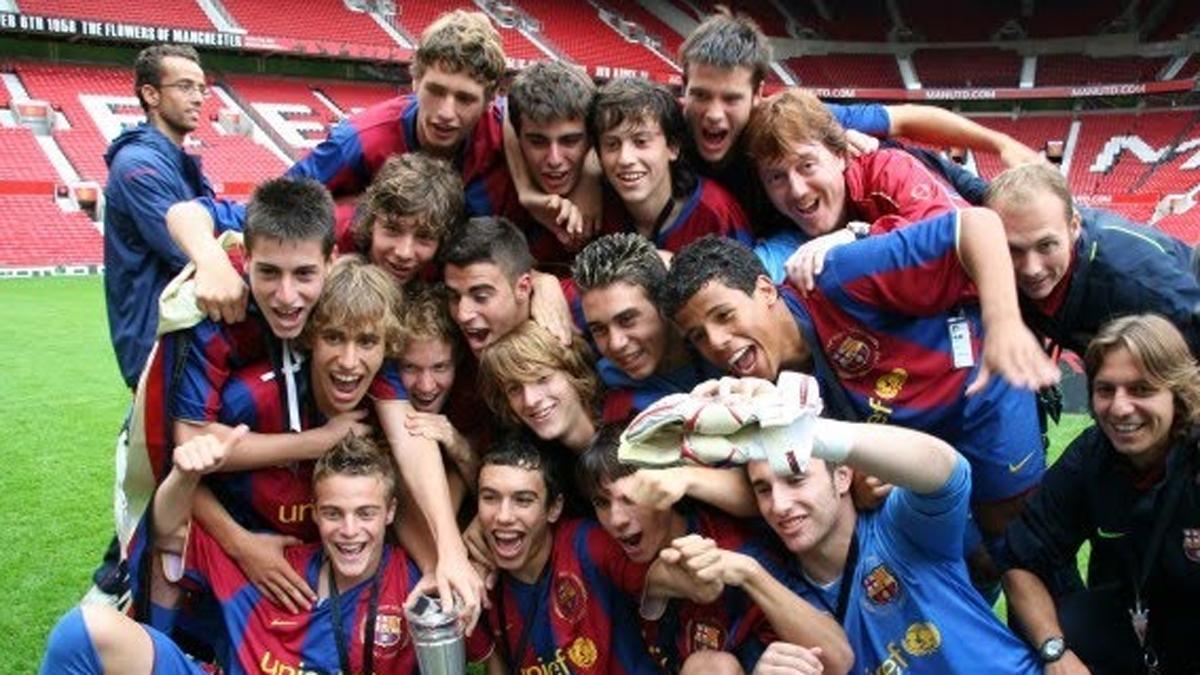 El Cadete del Barça celebra su victoria en la Nike Cup en Old Trafford con Sergi Roberto