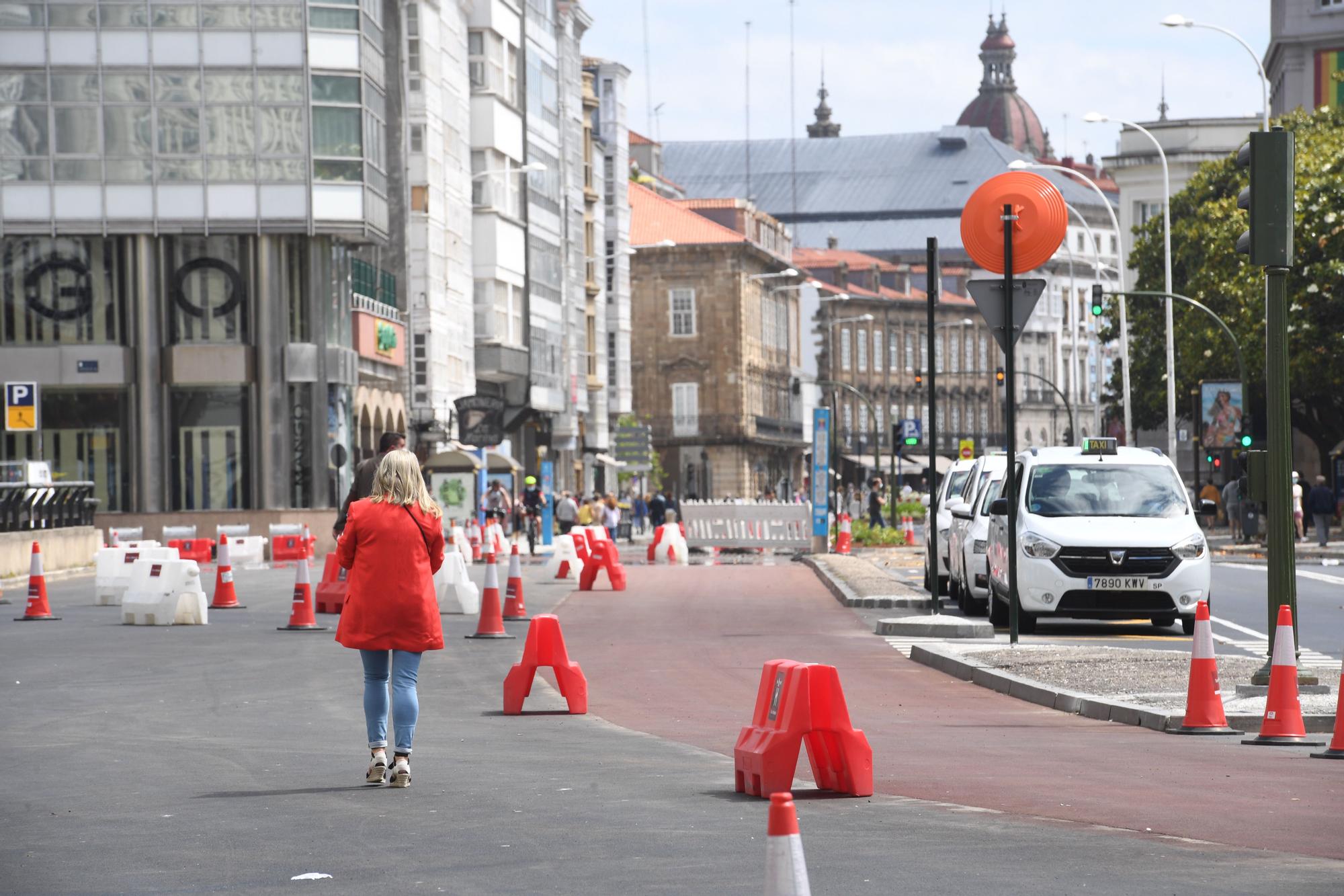 Los coruñeses estrenan los nuevos espacios peatonales en los Cantones