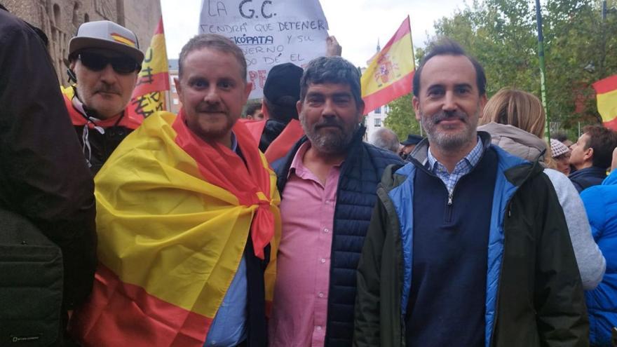 Los consellers Pedro Bestard, David Gil y el presidente del Parlament balear, Gabriel Le Senne, una representación de Vox Baleares en la manifestación contra la amnistía celebrada en Madrid.