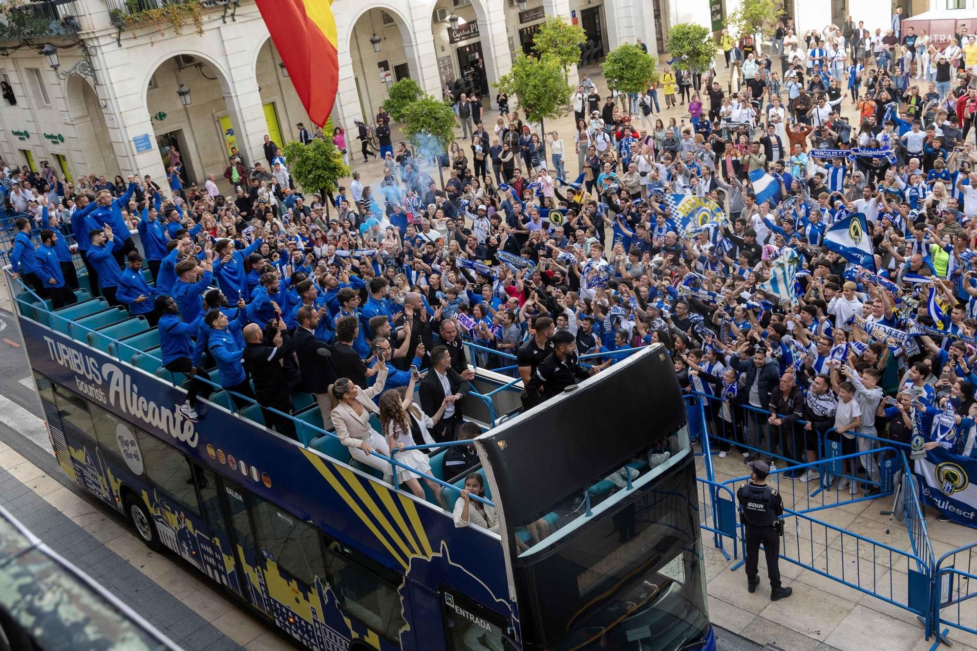 Alicante festeja a lo grande en la Plaza del Ayuntamiento el ascenso del Hércules