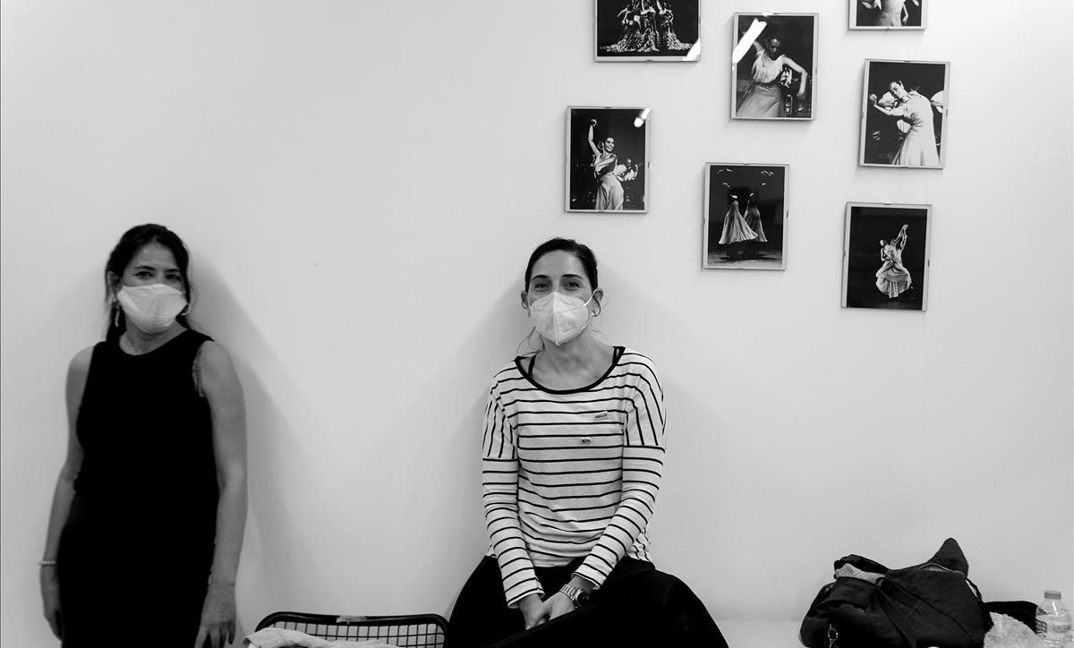 Alumnas de la Escuela Municipal de Danza de Úbeda, esperando en el salón.