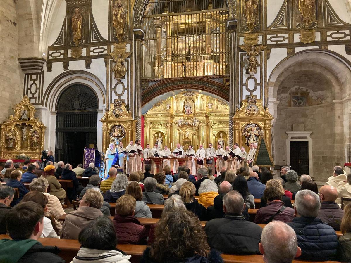 La iglesia estaba llena.jpeg La iglesia estaba llena.jpeg