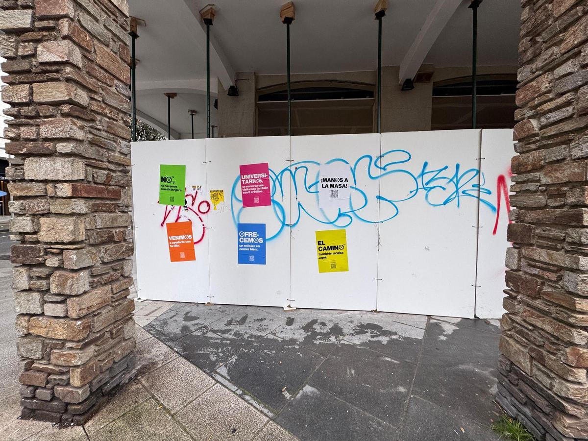 Bajo empapelado situado junto a Praza Roxa en el que abrirá una popular cadena de pizzas