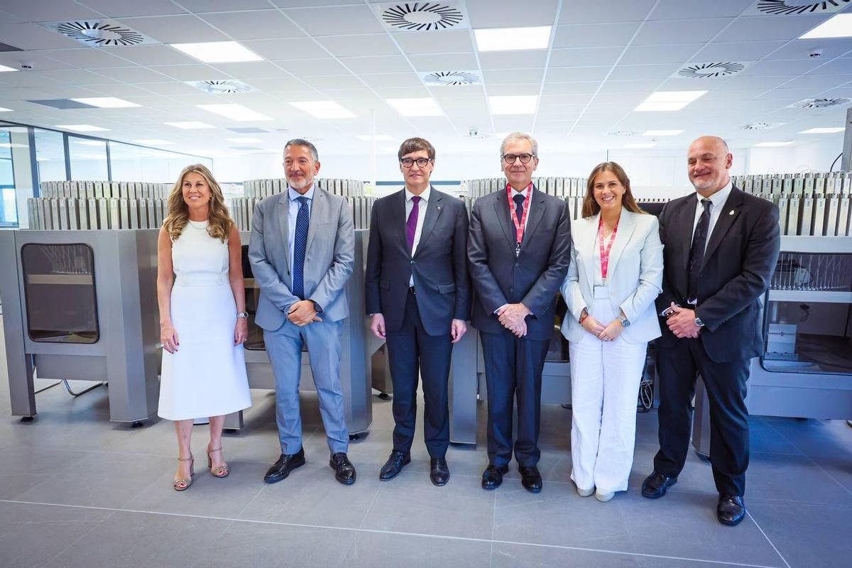 Toni Cabal (tercer per la dreta), acompanyat de la seva esposa, Marta Tauler, i de la seva filla, Maria Cabal, amb el president Salvador Illa, el conseller Miquel Sàmper i l'alcalde de Castellolí, Joan Serra