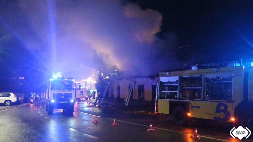 VÍDEO: Noche de Reyes ajetreada para los bomberos: lucha intensa contra dos voraces incendios en casas de Grado y Muros de Nalón