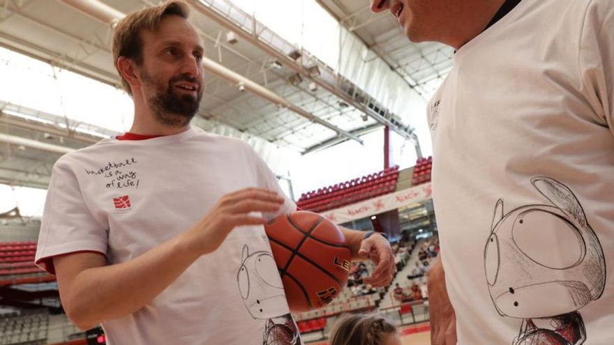 Edgar Plans, con la camiseta con su diseño, durante el homenaje que la Fundación Gijón Baloncesto le organizó el pasado mes de junio. | Juan Plaza