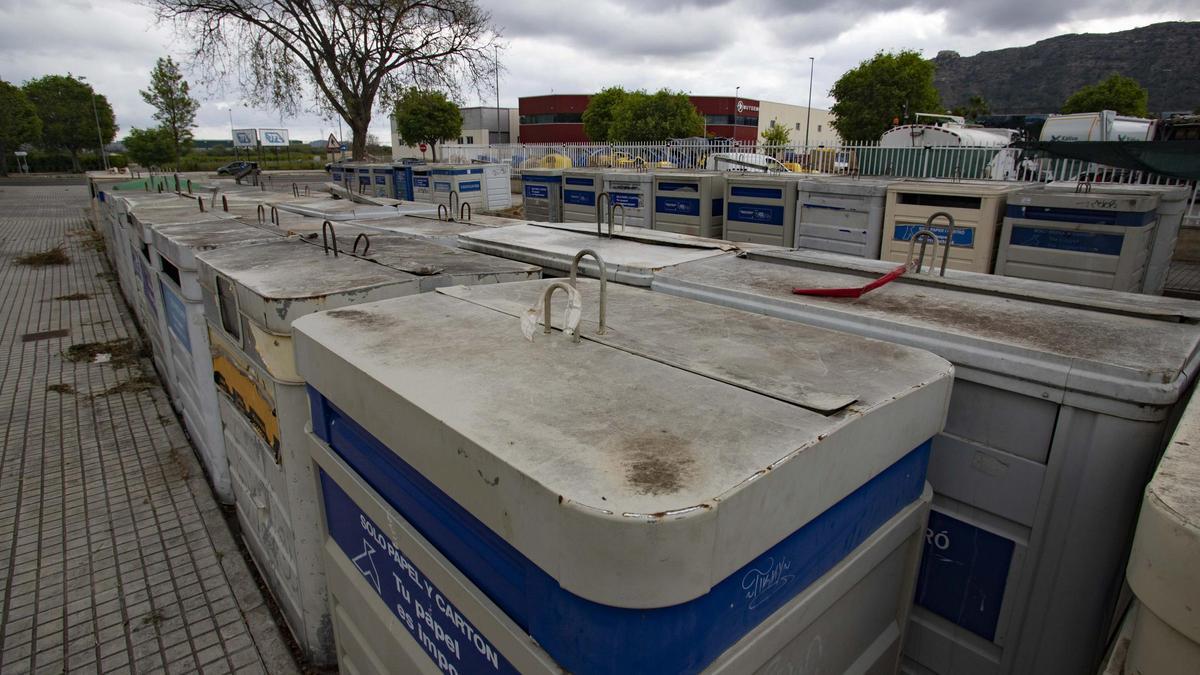 Contenedores de papel y vidrio en la calle C3 del polígono industrial Ronda Sequia de Meses de Xàtiva