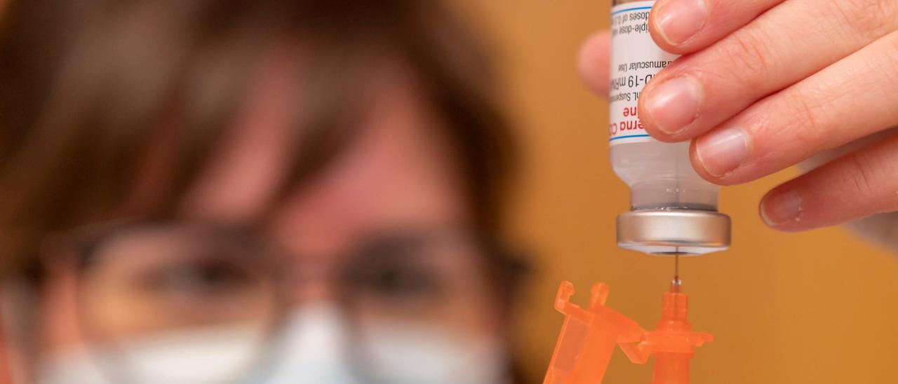 La EMA recomienda seguir vacunando con Janssen pese a encontrar un posible vínculo entre la vacuna y ciertos "trombos inusuales"