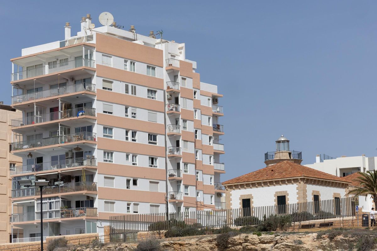 Fotografia del far de ses Coves Blanques, a Sant Antoni de Portmany (Eivissa).