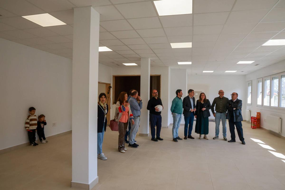 Un momento de la visita del conselleiro de Educación al CEIP San Tomé de Cambados.