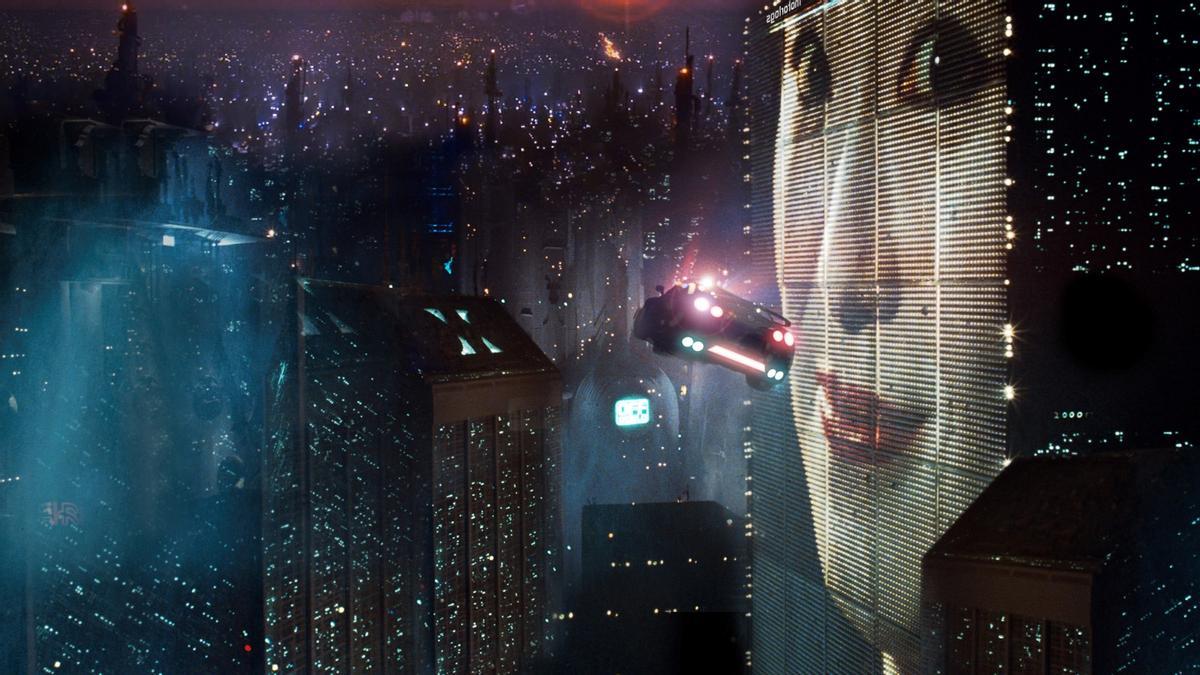 Icónico anuncio publicitario con el rostro de una mujer oriental en 'Blade runner', de Ridley Scott