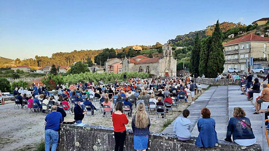 El concierto “Amoroarte” en el atrio de la iglesia de O Hío.   | // FDV