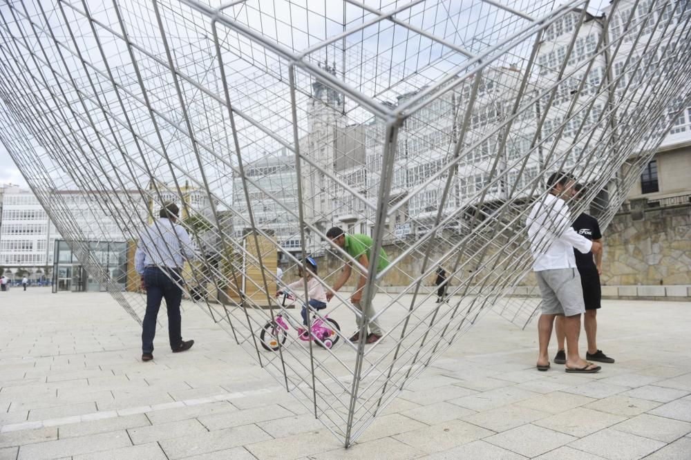 La exposición 'Ao carón do mar' reúne obras de cinco escultores en la dársena de La Marina