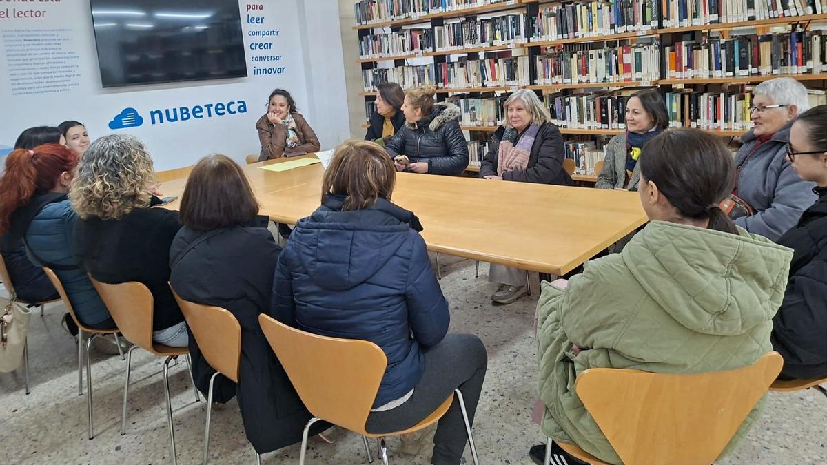 Primera reunión con algunas de las participantes en las instalaciones de la biblioteca