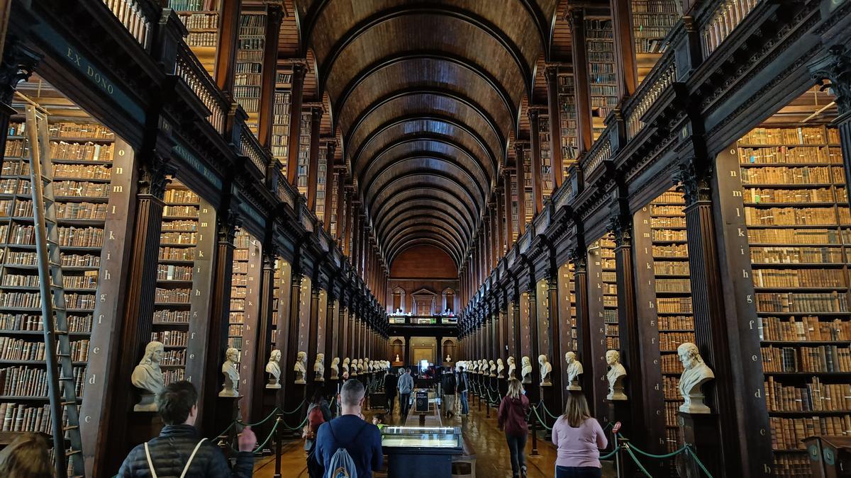 La biblioteca de la &quot;large room&quot; del Trinity College.