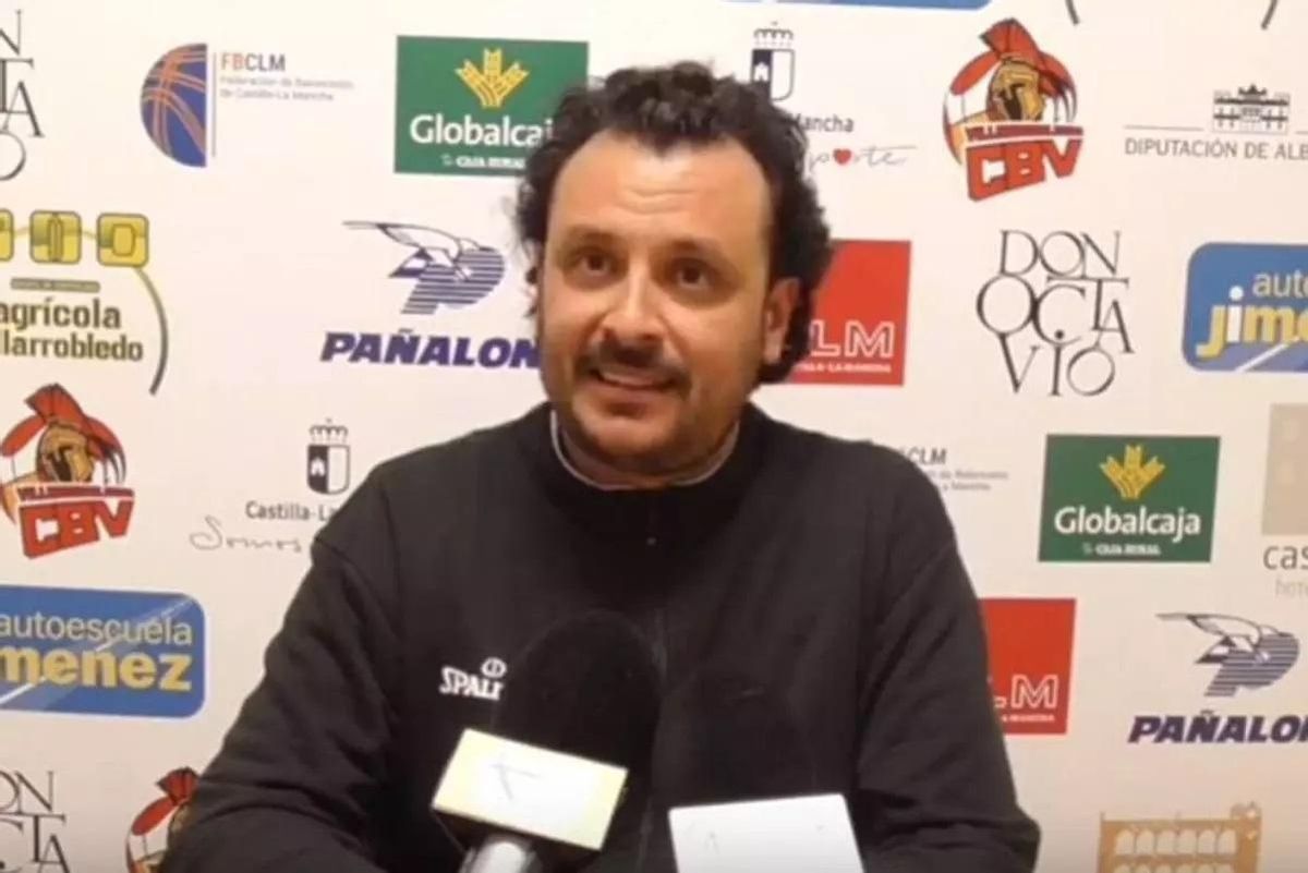 Júnior, en una rueda de prensa como entrenador del Villarrobledo.
