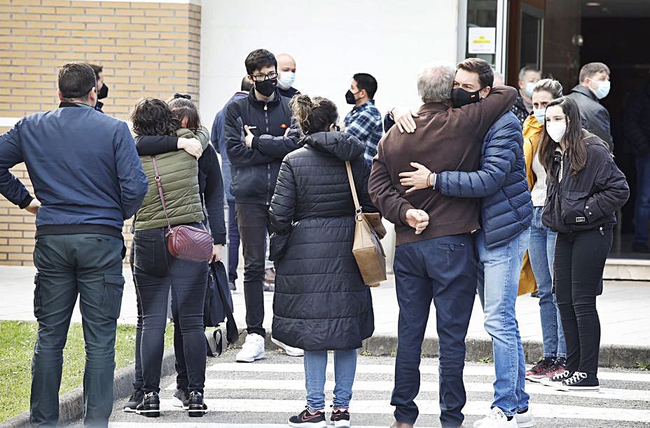 Los familiares del fallecido reciben las muestras de pésame.