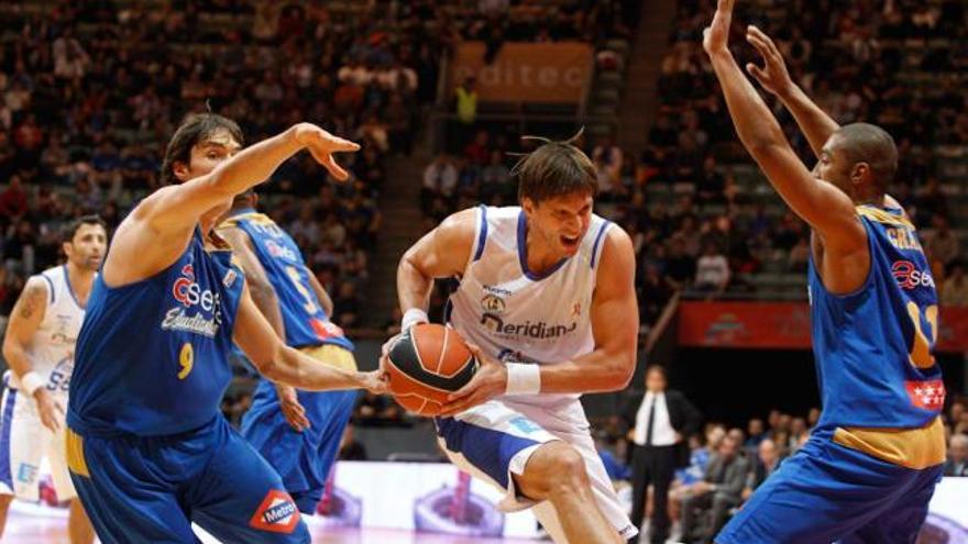 Stojic en una jugada de ataque junto a Welsh y Sergio Sánchez.