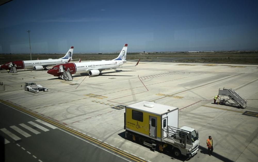La línea de Asturias se estrena con una aglomeración de vuelos en Corvera