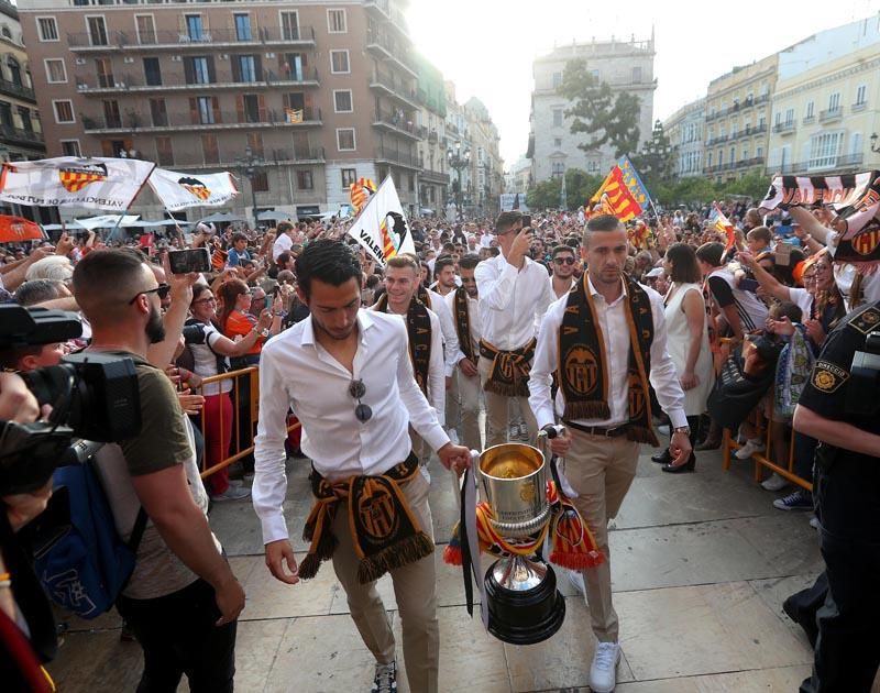 Así han sido las celebraciones del Valencia CF en la Basílica, Generalitat y ayuntamiento