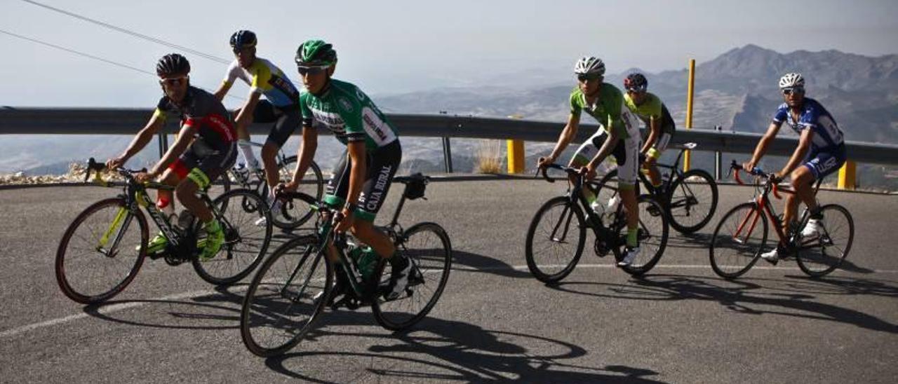 Un grupo de ciclistas ascendiendo el puerto de Tudons, en la sierra de Aitana, uno de los recorridos más frecuentados por ciclistas en toda la provincia.