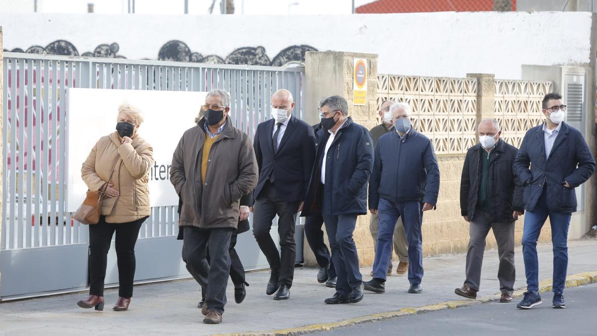 Llegada de Fulgencio y Gaspar al tanatorio.