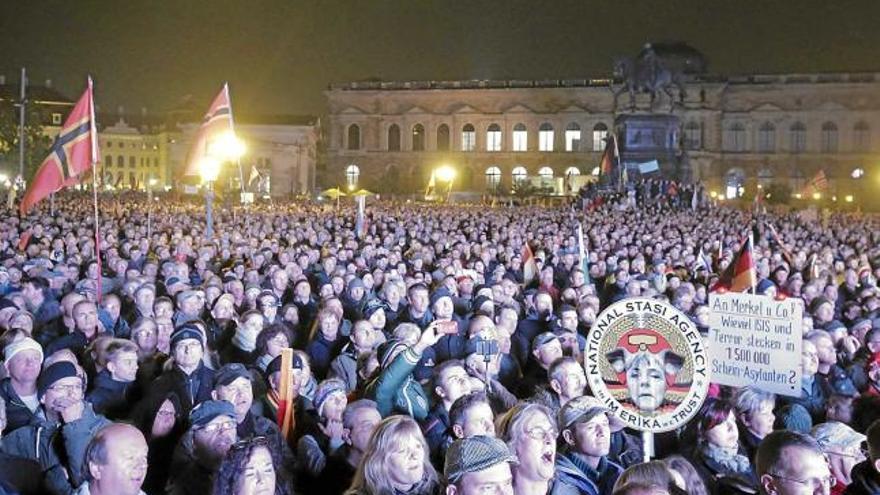 Vista de la manifestació davant de l&#039;òpera de Semper de Dresden