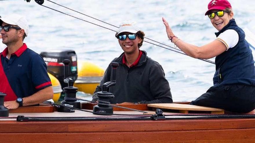 La Infanta Elena patroneando el &quot;Erica&quot;, que cosechó la victoria en esta primera etapa. // María Muiña/RCNS