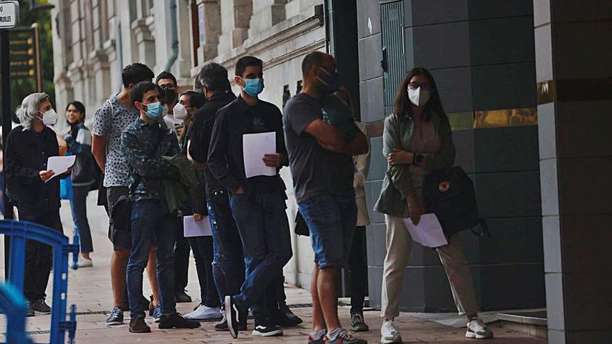 “Los Estanques”, rendidos al público del Filarmónica tras su concierto de ayer. |