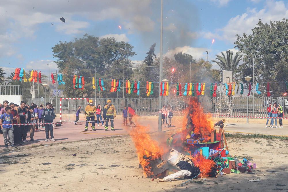 El Instituto recupera la tradición fallera que se celebraba hace lustros en el municipio y dedica el monumento al erudito local Thomas Villanova. Los alumnos recibieron una bañá primaveral por parte d