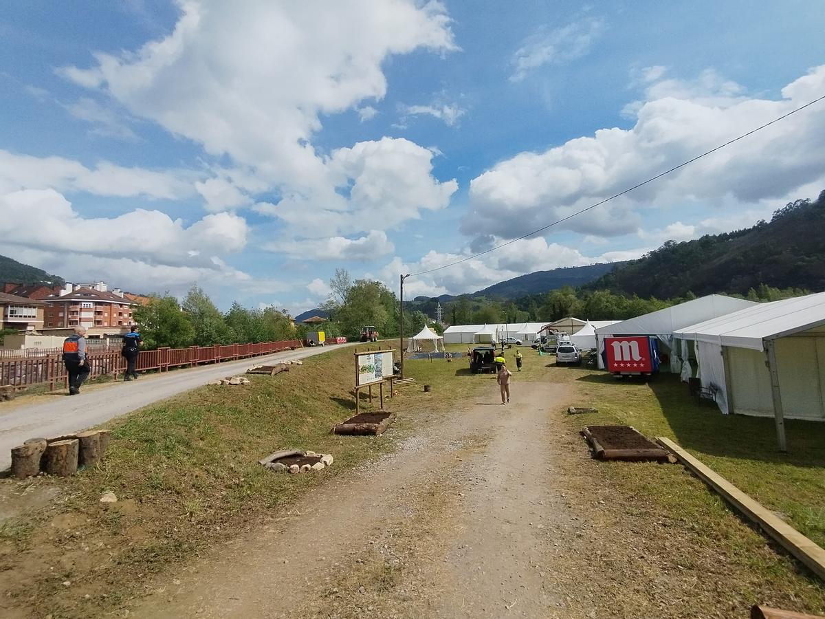 Cornellana, en Salas, se prepara para la Feria del Salmón y la subasta del campanu de Asturias