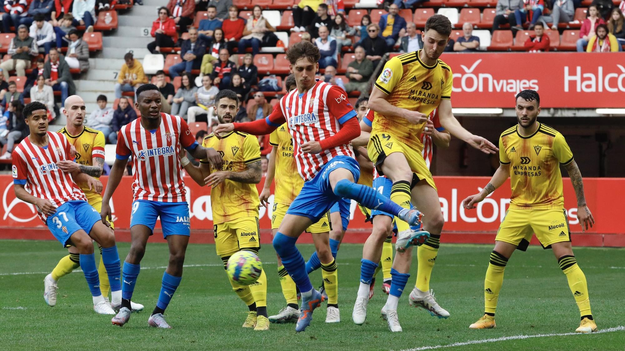 En imágenes: Así fue el partido entre Sporting y Mirandés en El Molinón