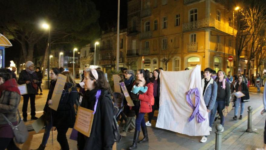 25N: «El control econòmic o del mòbil són microagressions que sovint es passen per alt»