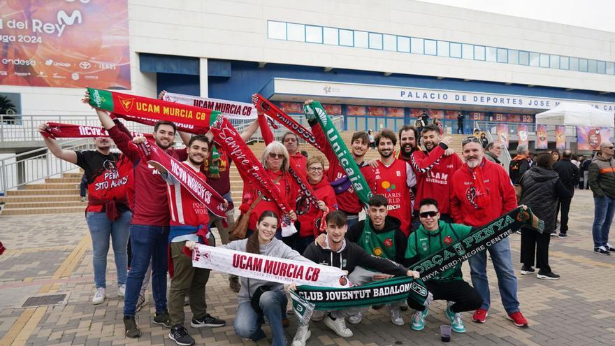 Aficionados del UCAM Murcia, ayer, en la puerta del Martín Carpena antes del encuentro entre el Barça y BAXI Manresa.  | ACB PHOTO/M.POZO