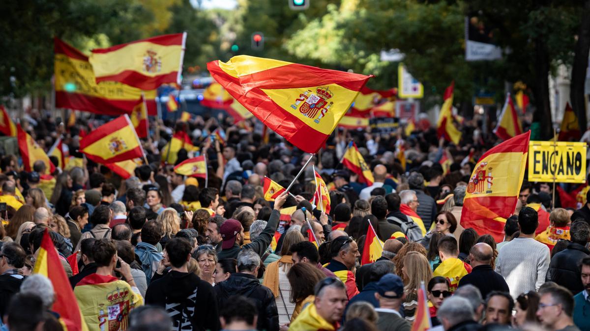Cientos de personas durante una manifestación contra la amnistía, frente a la sede del PSOE, a 12 de noviembre de 2023, en Madrid (España).